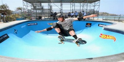 Tony Hawk’s Much-Awaited Health Update After Fans Notice an Unusual Thing in a
Photo Alongside the Undertaker